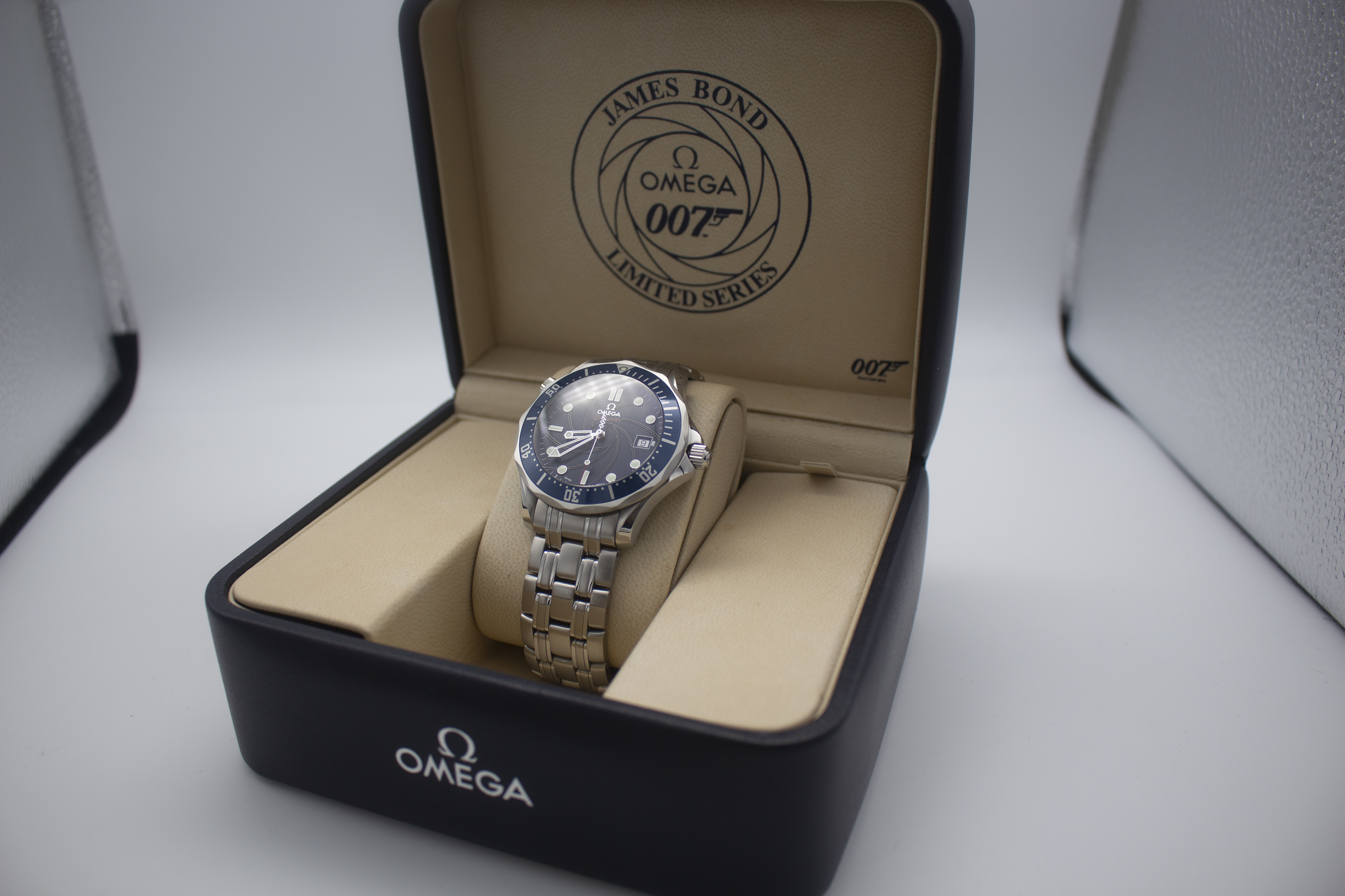 Omega seamaster bond on sale limited series 2006