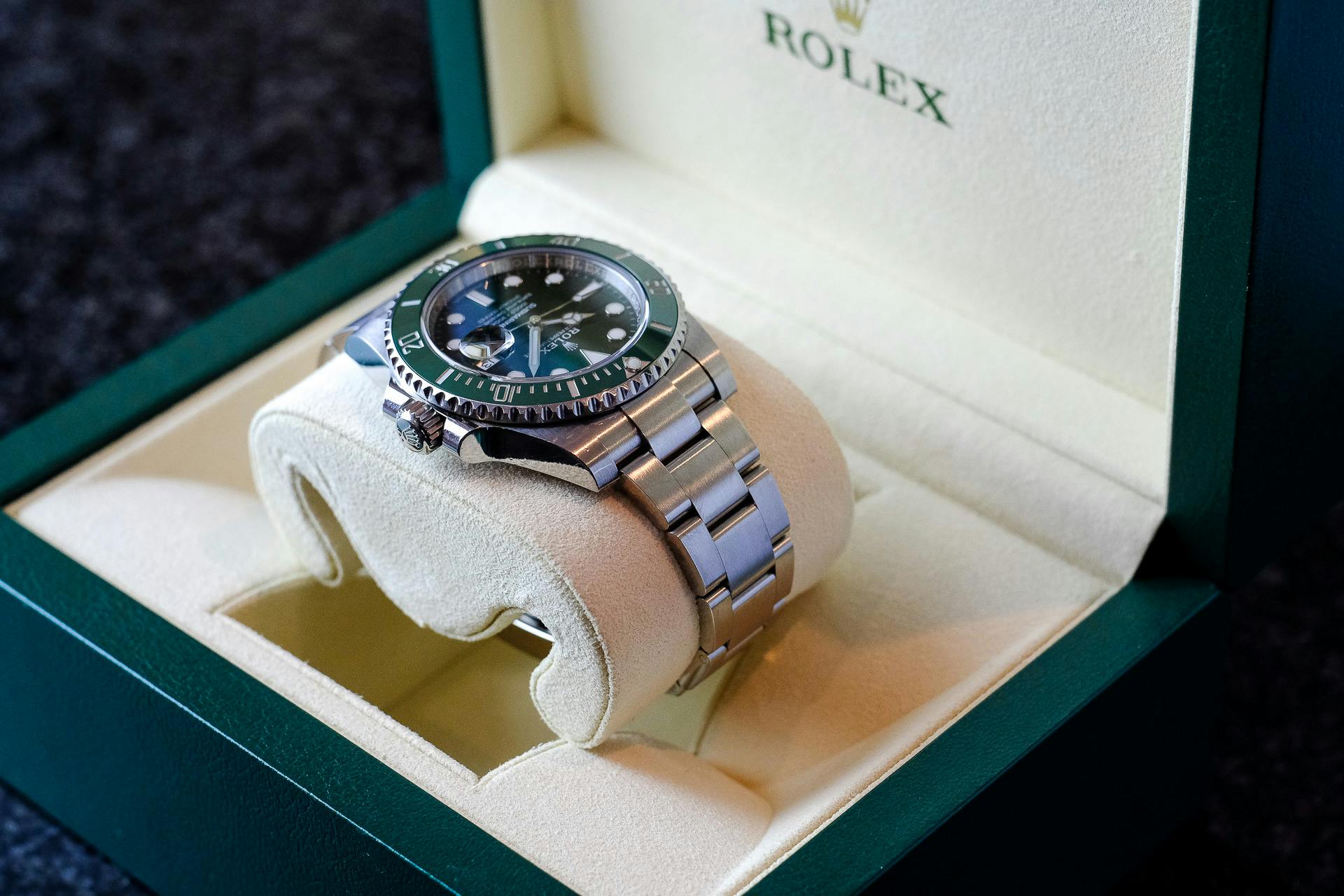 2020 MINT Rolex Submariner Hulk 116610LV Green 40mm Ceramic Watch Box –  Collectors Huntington