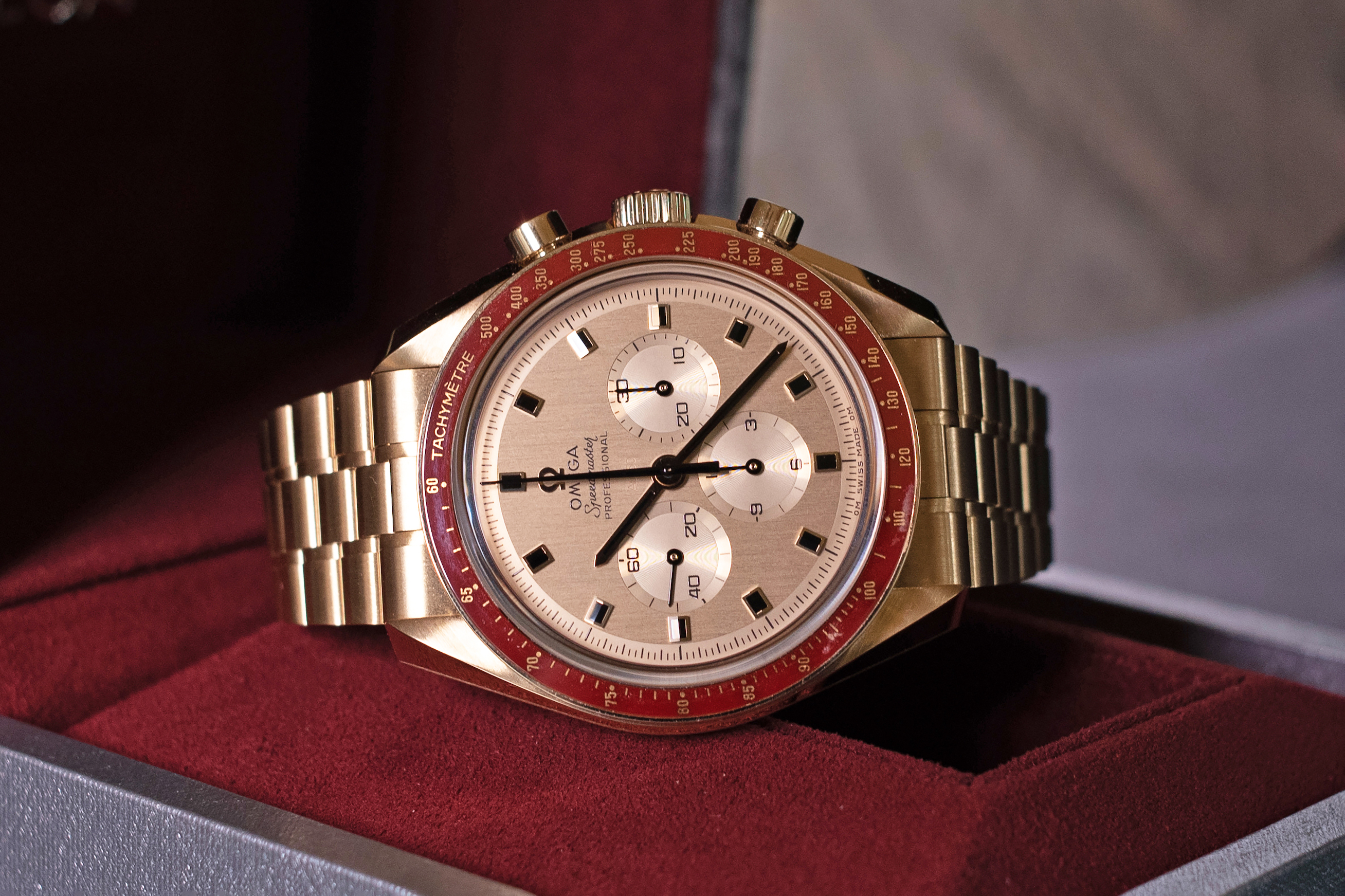 Omega speedmaster 2024 gold 2019