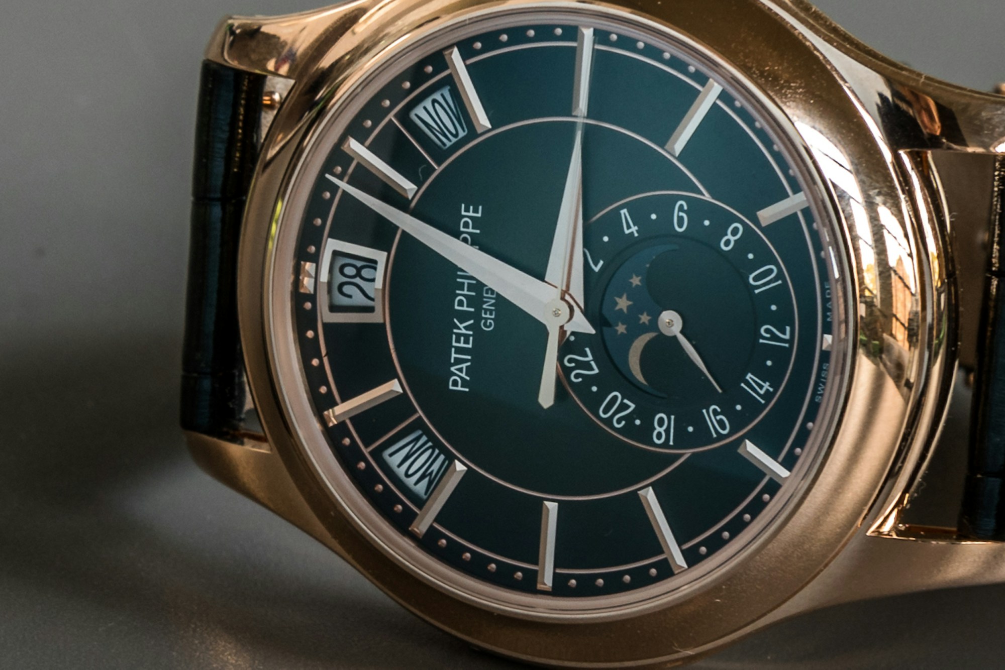 2022 PATEK PHILIPPE ANNUAL CALENDAR MOONPHASE For Sale By Auction In 2022-patek-philippe-annual-calendar-moonphase-for-sale-by-auction-in