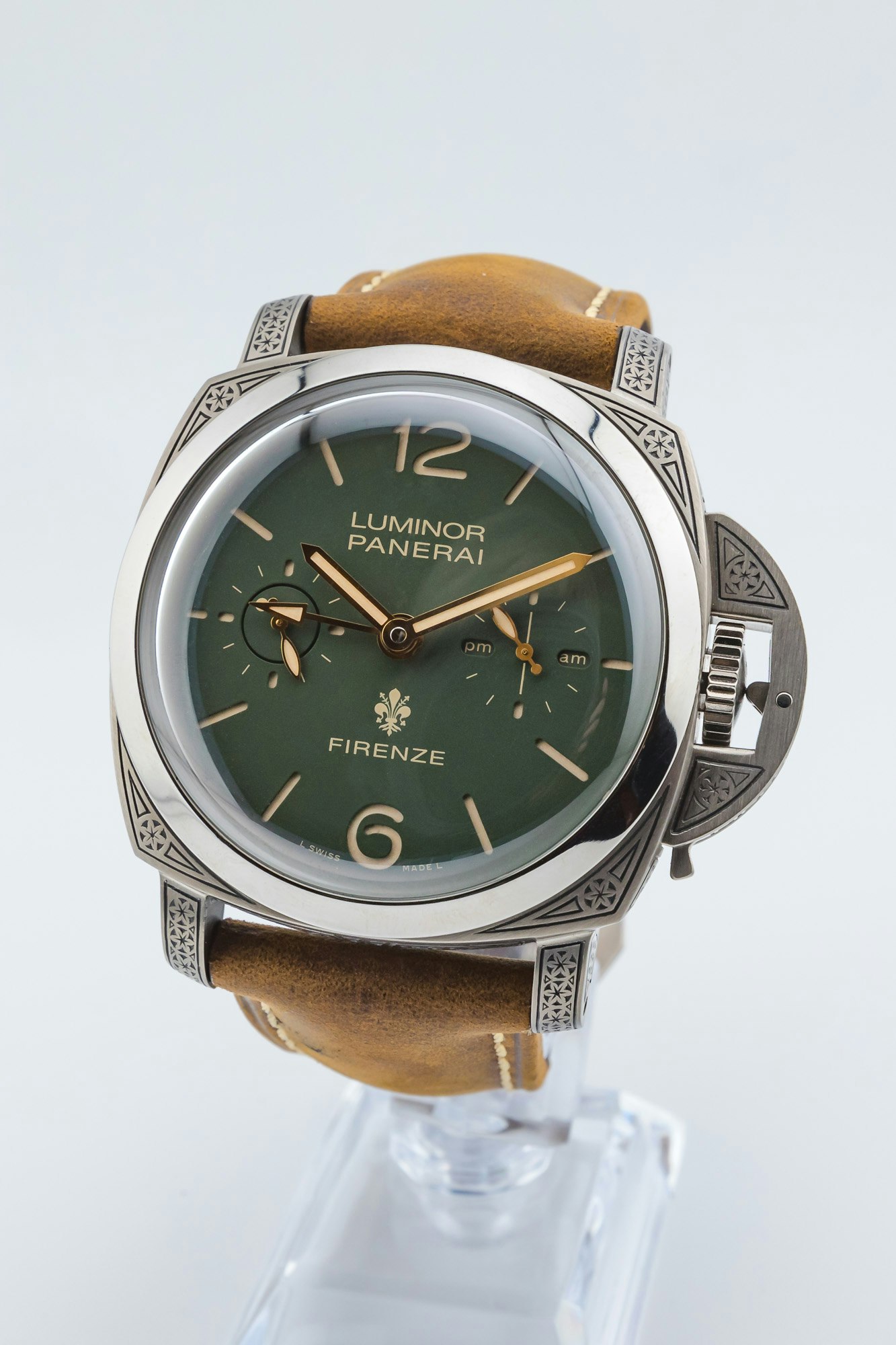 https://images.watchcollecting.com/005487/Anibas-Photography-Luminor-1950-Firenze-Tourbillon-GMT-Titanio-Green-108.jpg?fit=crop&crop=bottom&auto=compress&dpr=1&cs=srgb&q=75
