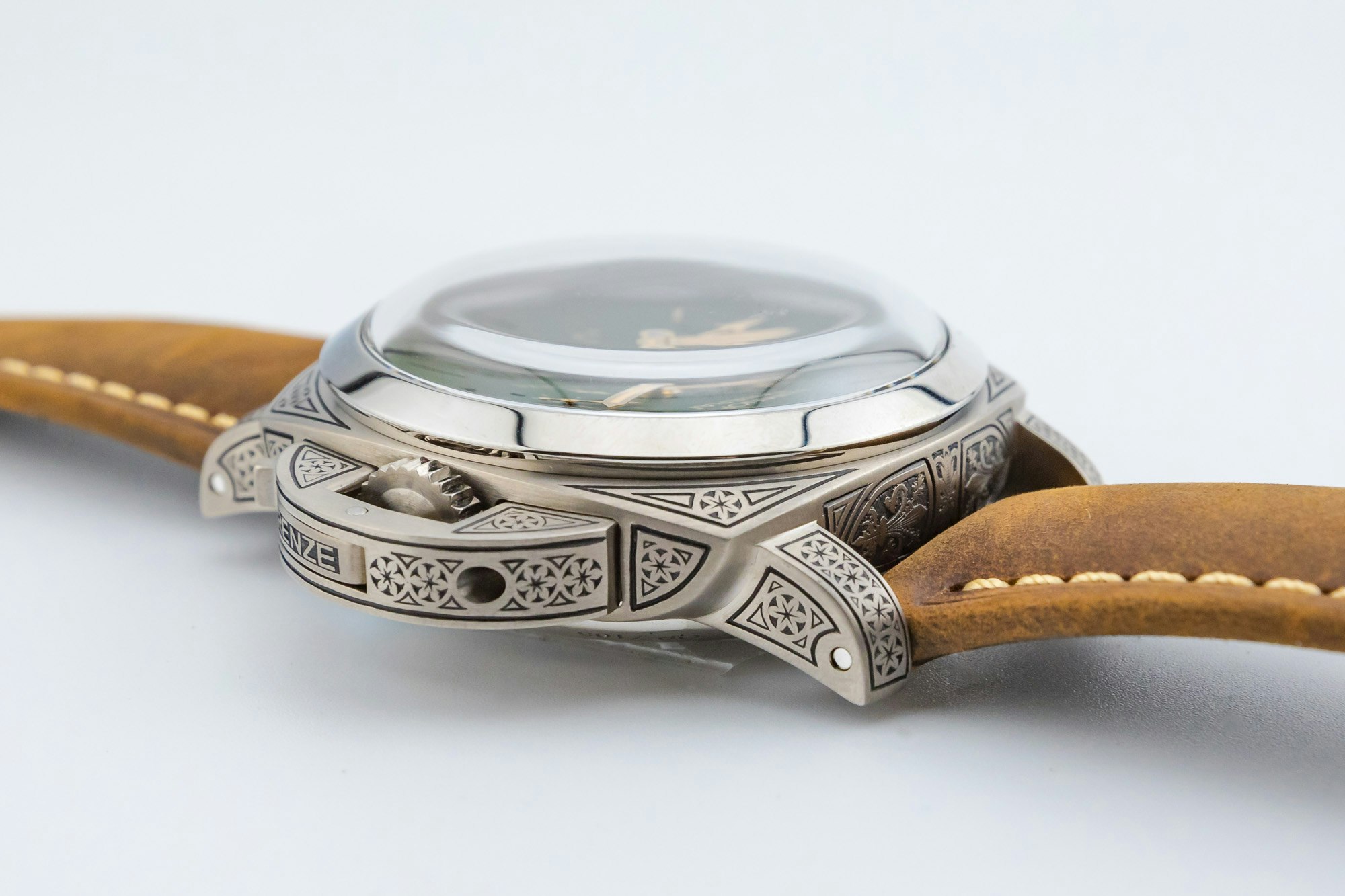 https://images.watchcollecting.com/005487/Anibas-Photography-Luminor-1950-Firenze-Tourbillon-GMT-Titanio-Green-130.jpg?fit=crop&crop=bottom&auto=compress&dpr=1&cs=srgb&q=75