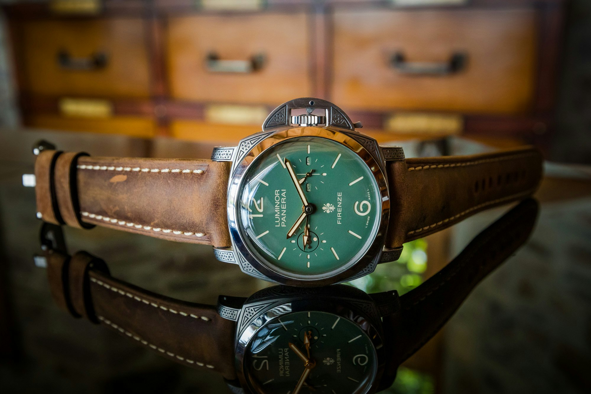 https://images.watchcollecting.com/005487/Anibas-Photography-Luminor-1950-Firenze-Tourbillon-GMT-Titanio-Green-147.jpg?fit=crop&crop=bottom&auto=compress&dpr=1&cs=srgb&q=75