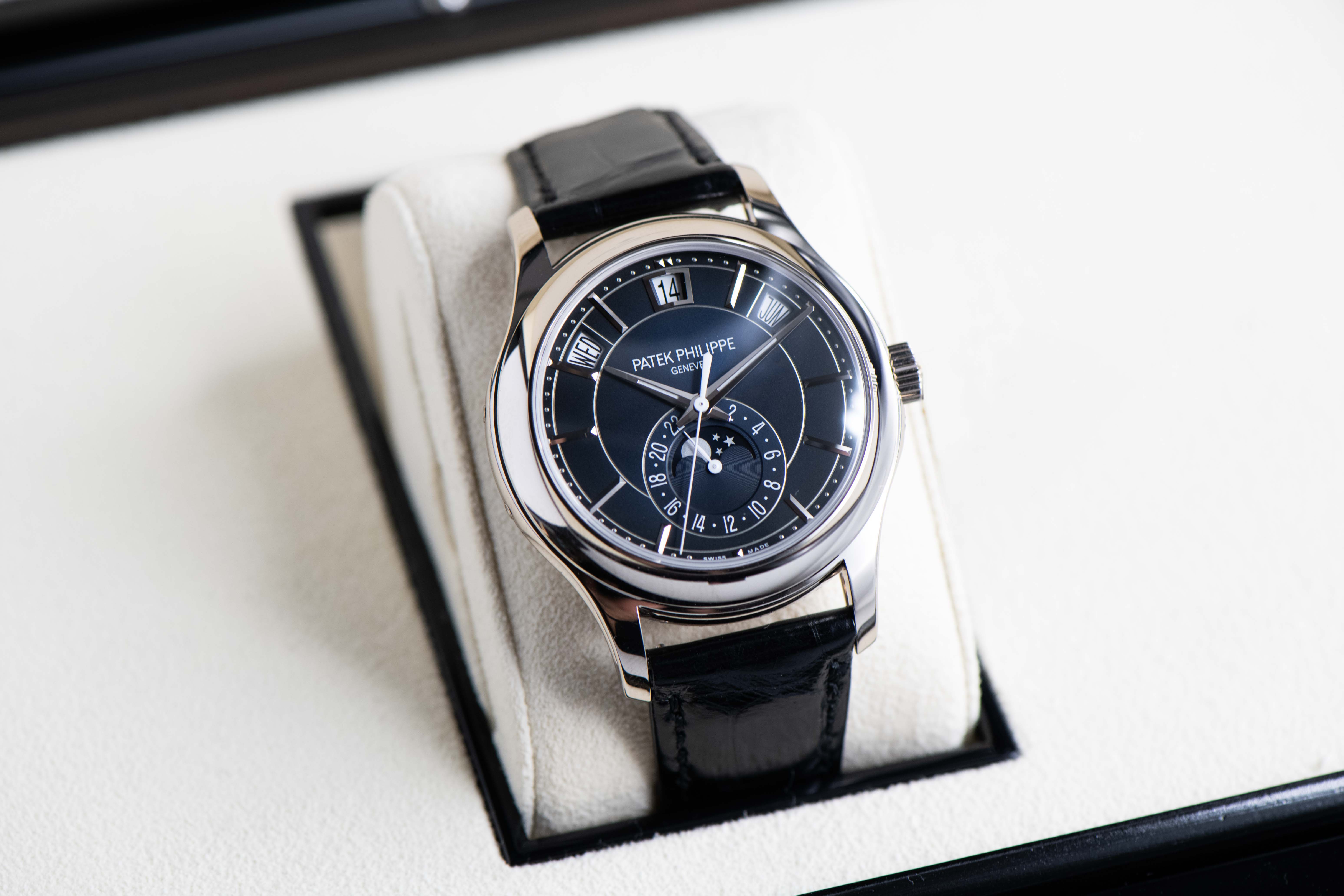 Patek philippe 2025 annual calendar moonphase