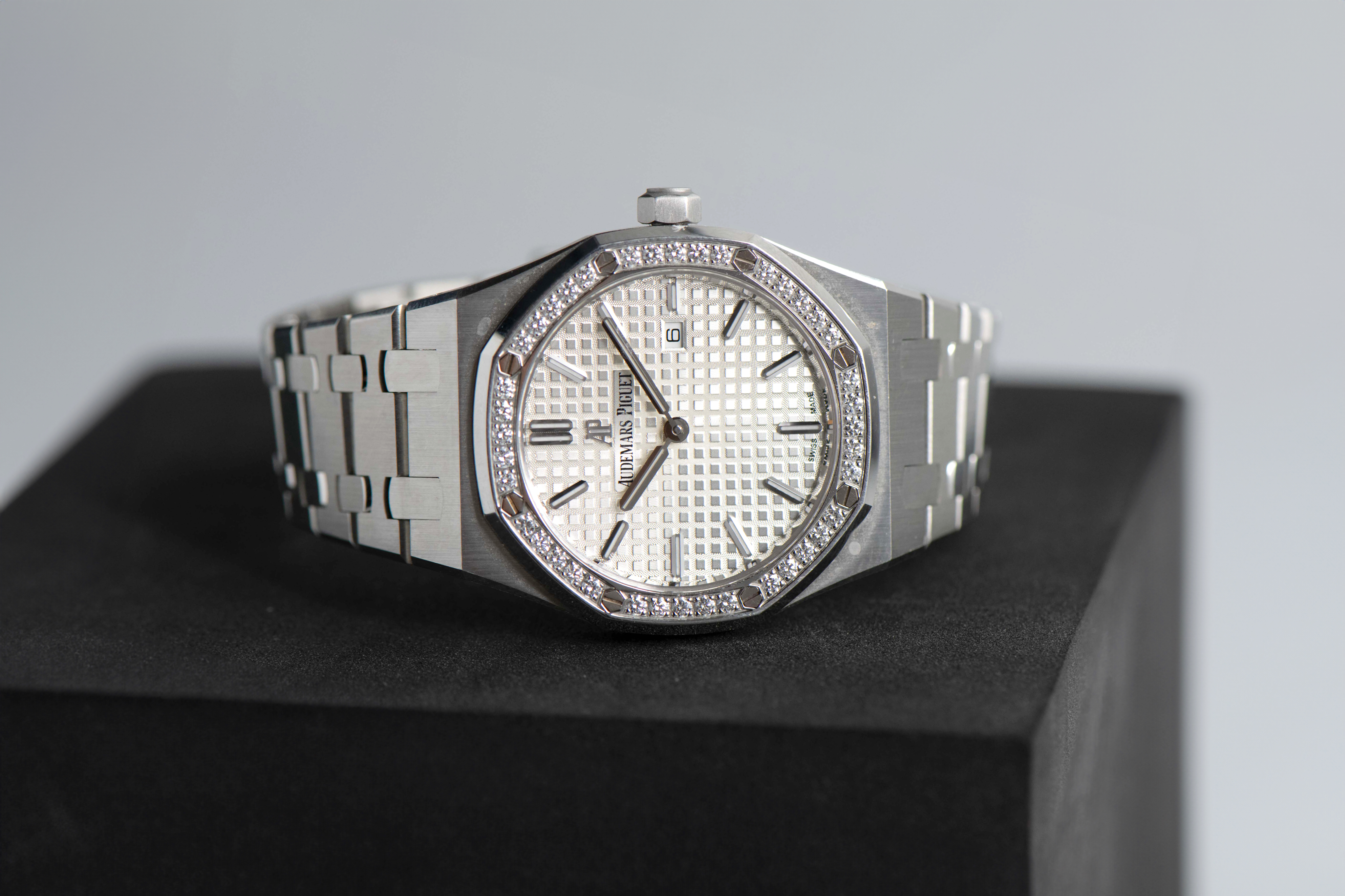 Royal oak diamond outlet watch