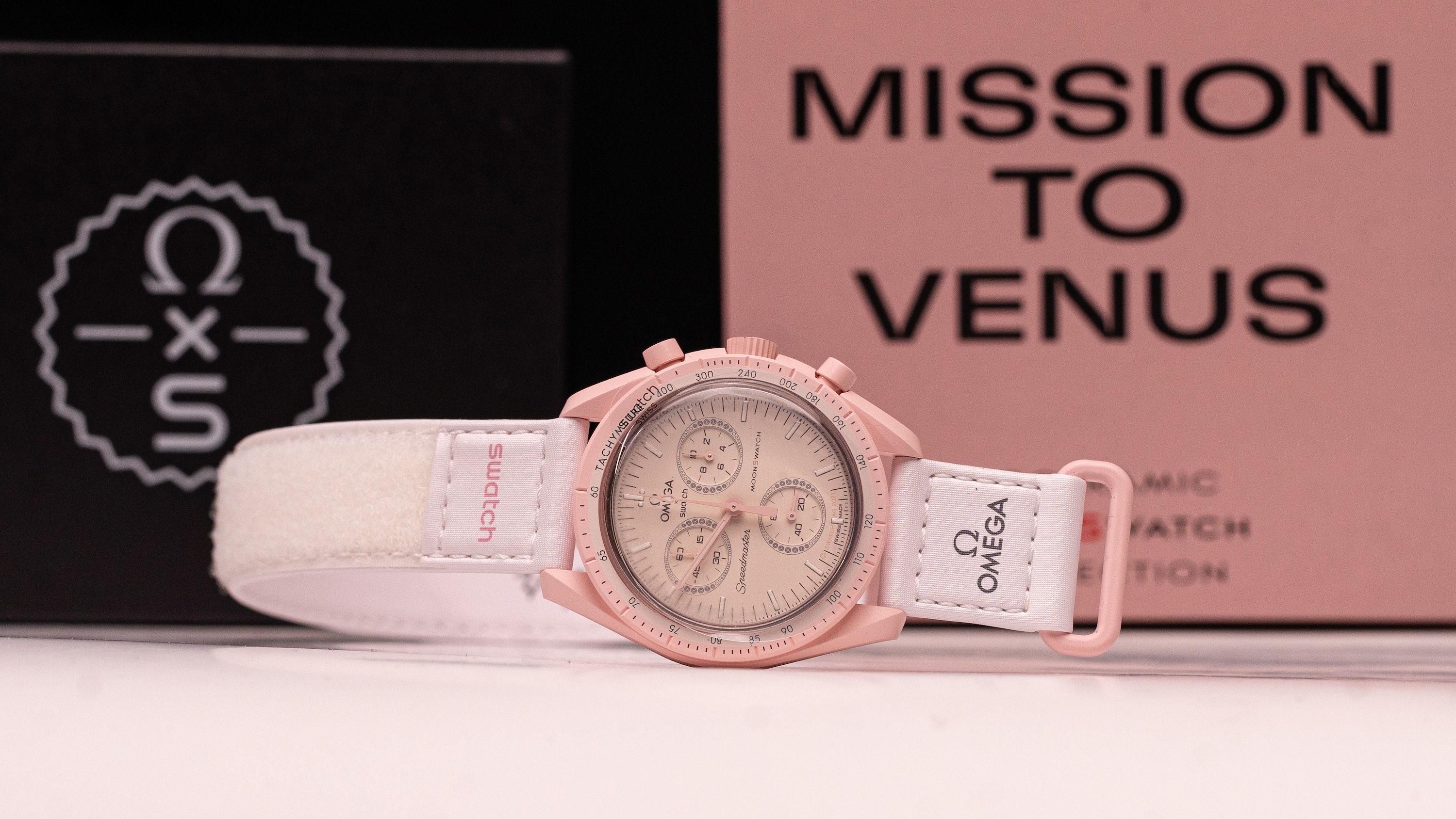 OMEGA SWATCHピンク New SWATCH Omega Mission to Venus chronograph pink watch